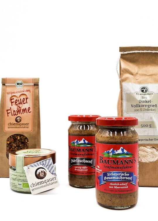 Auswahl bayerischer Feinkostprodukte mit Senfgläsern, Dinkelgrieß, Gewürzmischung und Aufstrich aus regionaler Herstellung der Ölmühle Garting