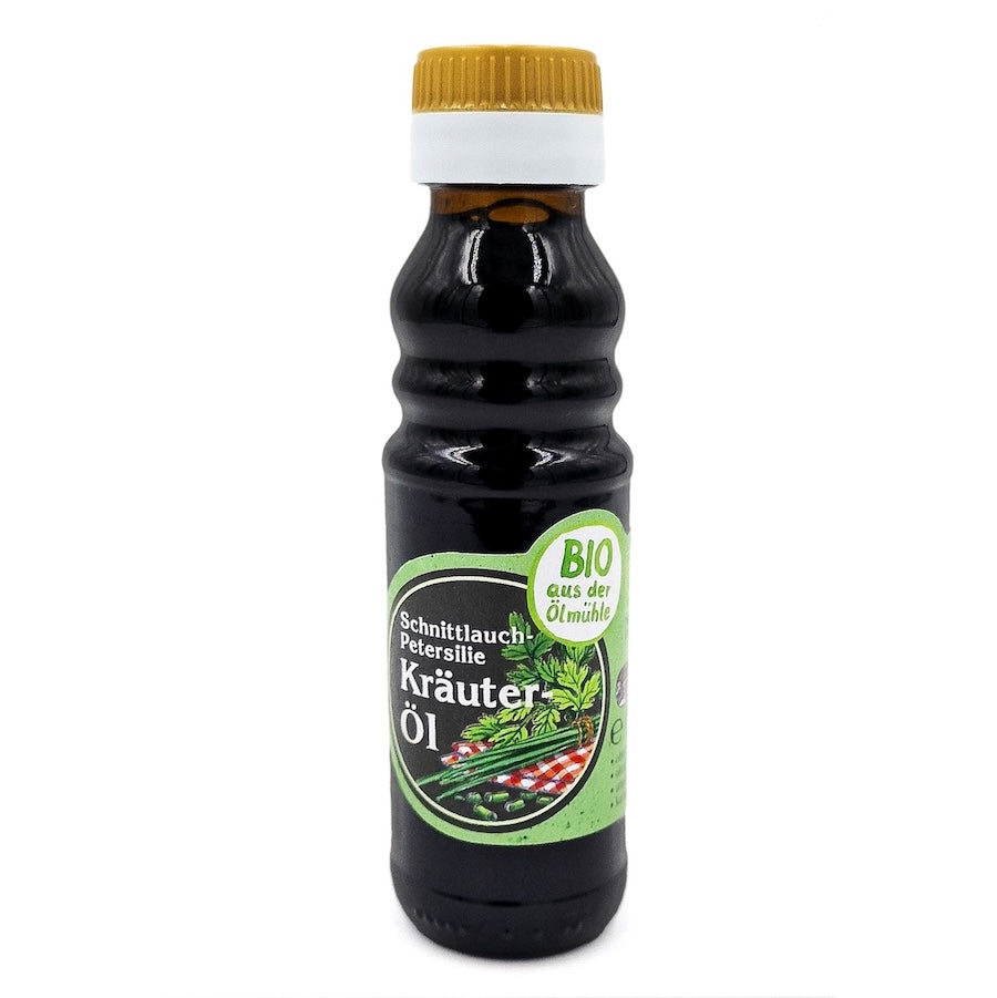 Bio Kräuteröl mit Schnittlauch und Petersilie nativ kaltgepresst, 100 ml in brauner Glasflasche der Ölmühle Garting auf weißem Hintergrund