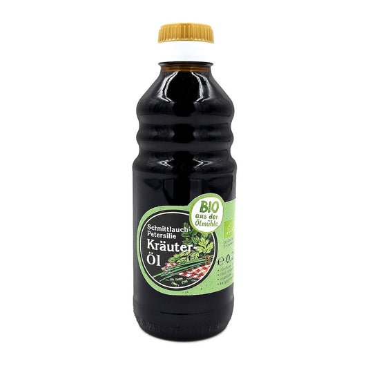 Bio Kräuteröl mit Schnittlauch und Petersilie nativ kaltgepresst, 250 ml in brauner Glasflasche der Ölmühle Garting auf weißem Hintergrund