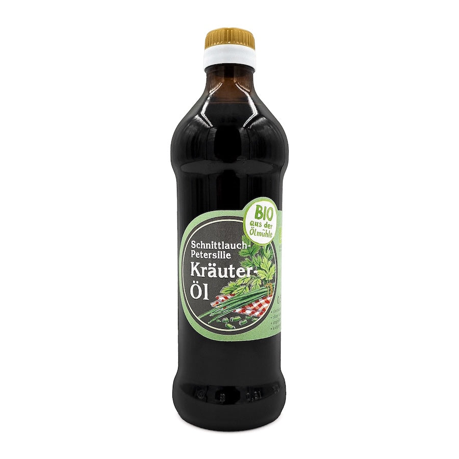 Bio Kräuteröl mit Schnittlauch und Petersilie nativ kaltgepresst, 500 ml in brauner Glasflasche der Ölmühle Garting auf weißem Hintergrund