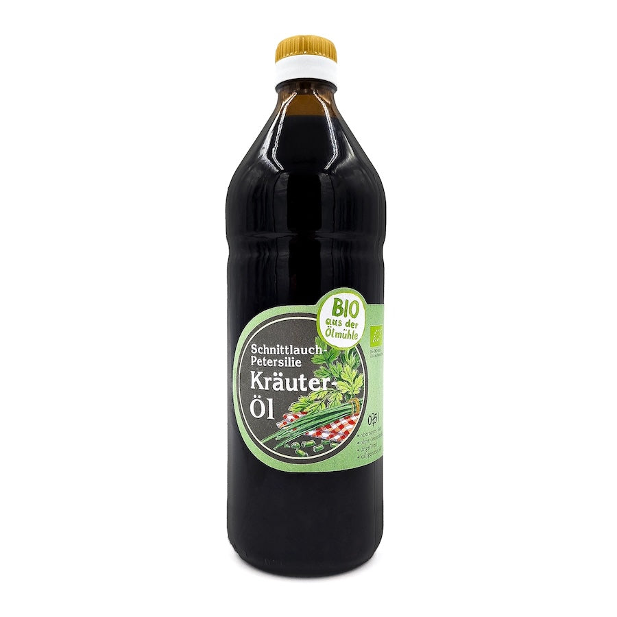 Bio Kräuteröl mit Schnittlauch und Petersilie nativ kaltgepresst, 750 ml in brauner Glasflasche der Ölmühle Garting auf weißem Hintergrund