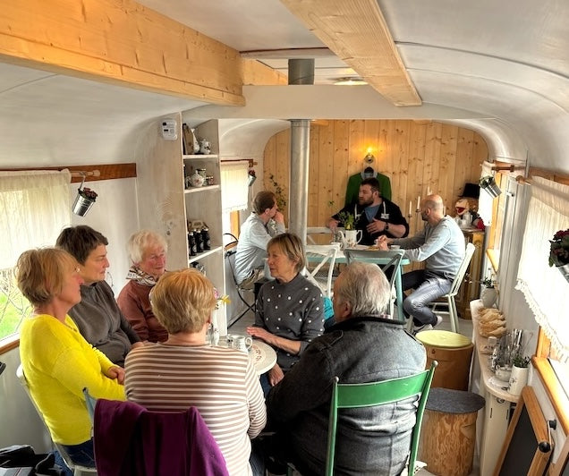 Gastraum des Wandercafes mit 9 Personen