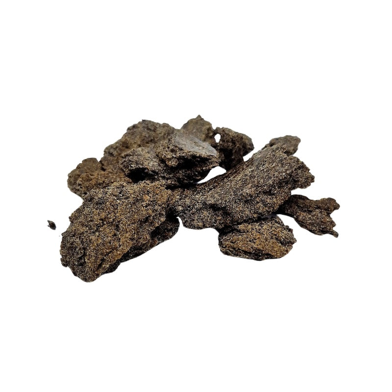 Chiakuchen Flakes als Futtermittel auf weißem Hintergrund