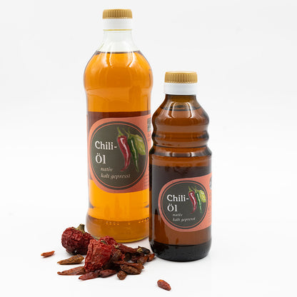 Chiliöl der Ölmühle Garting in 750-ml- und 250-ml-Flaschen mit getrockneten Chilischoten