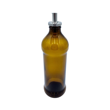 Edelstahl Ausguss als Aufsatz zum Dosieren mit brauner Glasflasche auf weißem Hintergrund