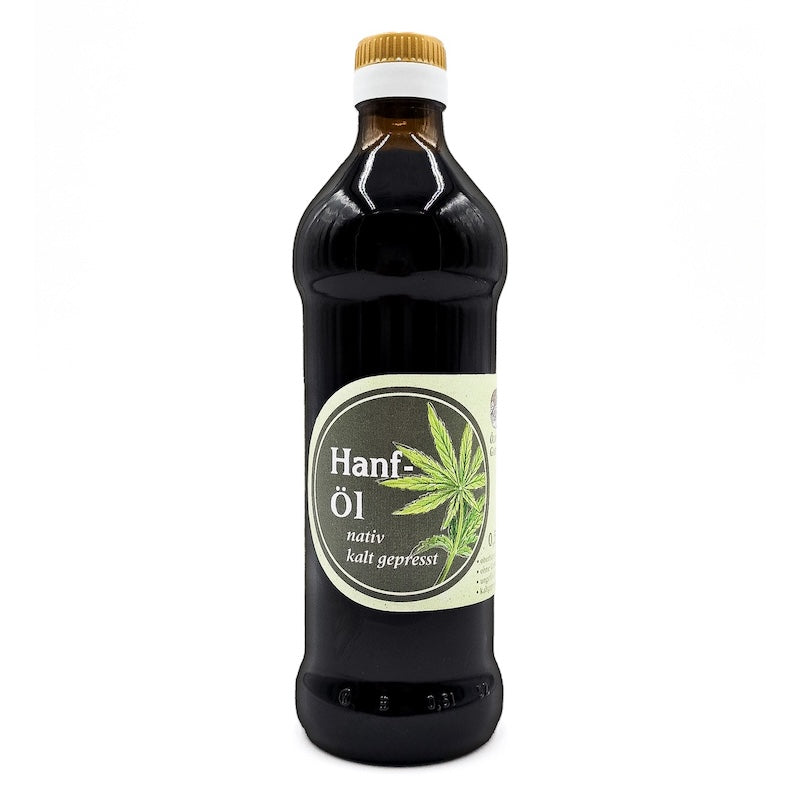 Hanfoel nativ kaltgepresst, 500 ml Glasflasche der Oelmuehle Garting auf weißem Hintergrund