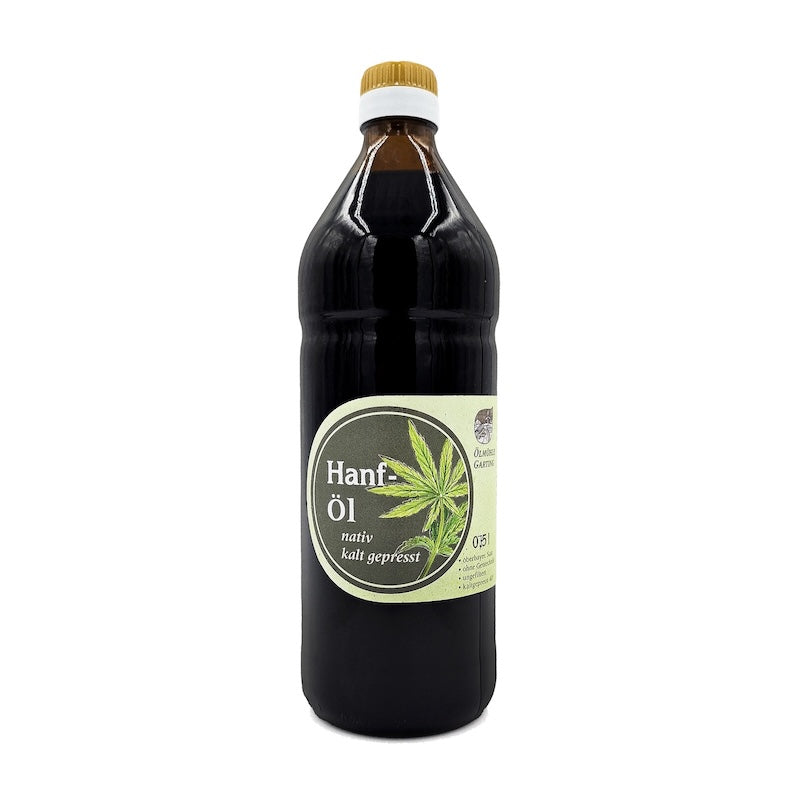 Hanfoel nativ kaltgepresst, 750 ml Glasflasche der Oelmuehle Garting auf weißem Hintergrund