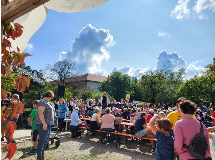 Gemütliches Zusammensein auf Hoffest in der Ölmühle Garting