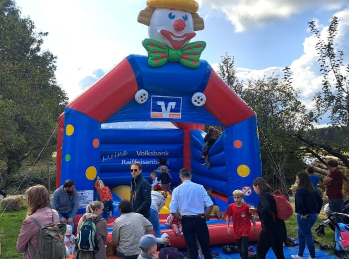 Hüpfburg auf Hoffest in der Ölmühle Garting