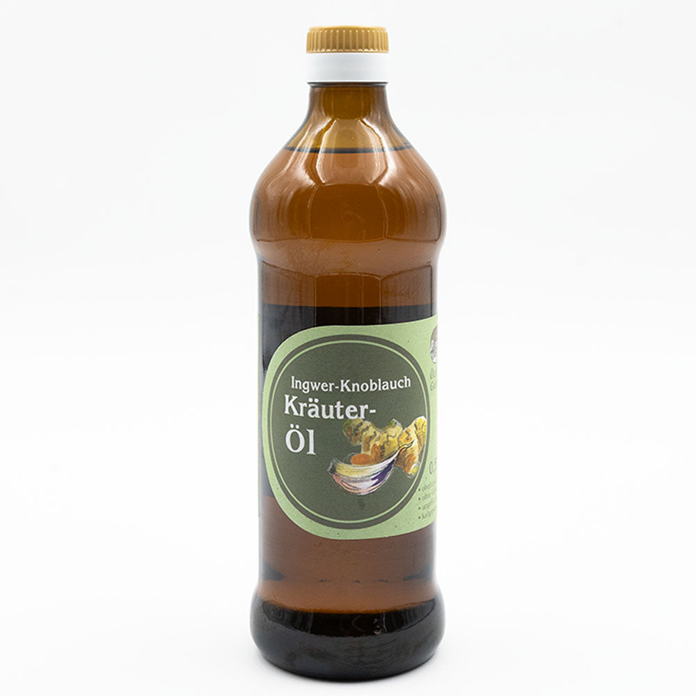 Kräuter Öl Knoblauch Ingwer nativ kaltgepresst, 500 ml in brauner Glasflasche der Ölmühle Garting auf weißem Hintergrund 