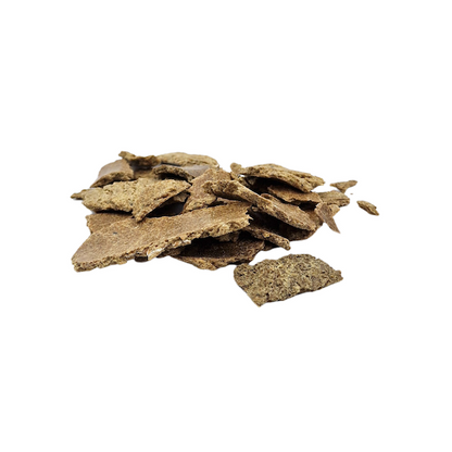 Leinkuchen Gold Flakes als Tierfutter der Ölmühle Garting auf weißem Hintergrund.