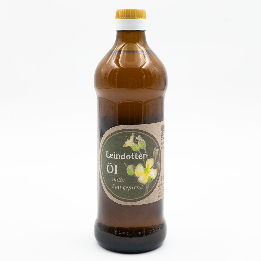 Leindotteröl nativ kaltgepresst, 500 ml in brauner Glasflasche der Ölmühle Garting auf weißem Hintergrund 