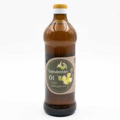 Leindotteröl nativ kaltgepresst, 500 ml in brauner Glasflasche der Ölmühle Garting auf weißem Hintergrund 