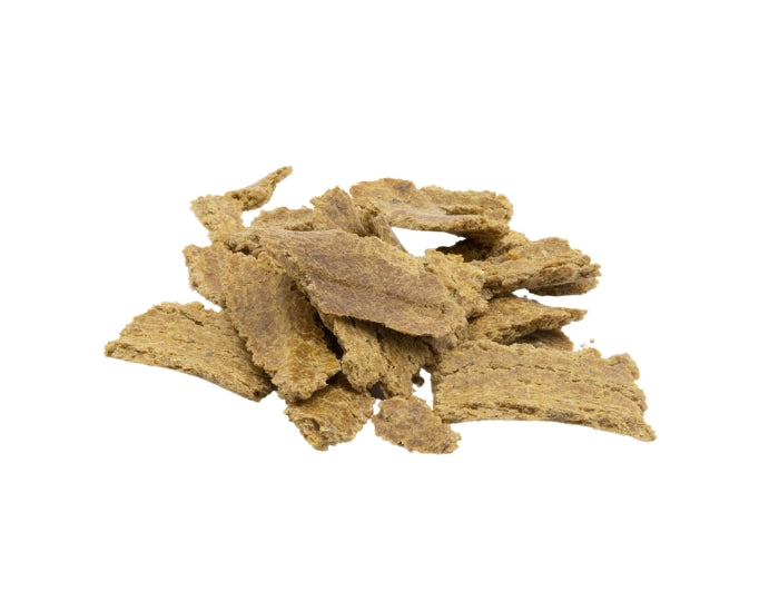 Leinkuchen gold Flakes als Futtermittel für Tiere auf weißem Hintergrund