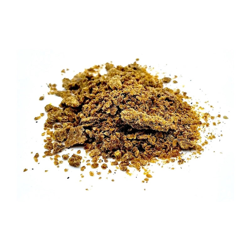 Geschroteter Leinkuchen Gold als Tierfutter der Ölmühle Garting auf weißem Hintergrund.