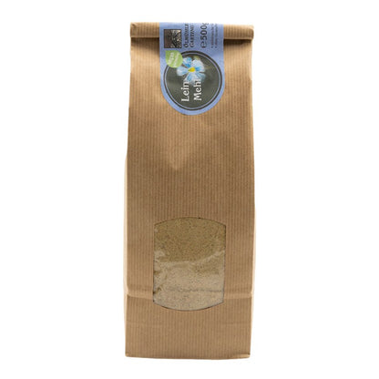 Nahaufnahme des glutenfreien Leinmehls Gold in der Verpackung der Ölmühle Garting mit Sichtfenster.