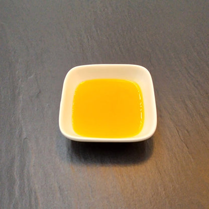 Goldgelbes Bio-Leinöl in einer weißen Schale.