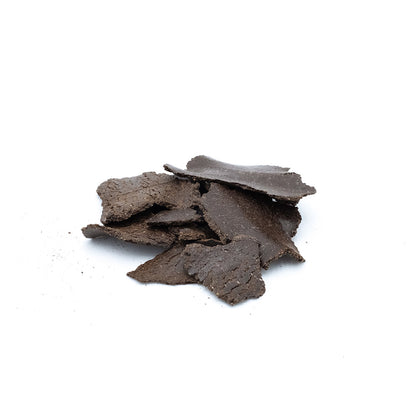 Nachtkerzenkuchen schwarz-braun auf weißem Hintergrund