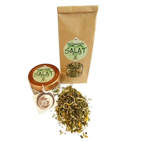 Salat Bio Gewürz in brauner Tüte oder Glas, im Vordergrund Kräutermischung auf weißem Hintergrund