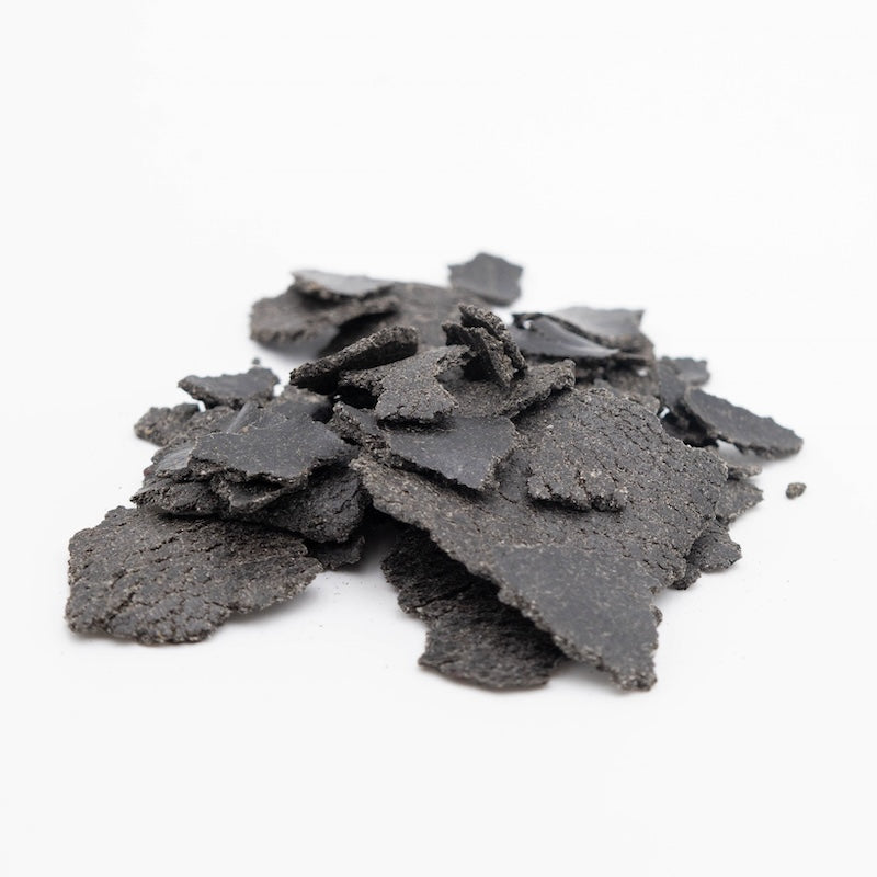 Schwarzkümmelkuchen Flakes der Ölmühle Garting als kaltgepresster Presskuchen für die Tierfütterung.