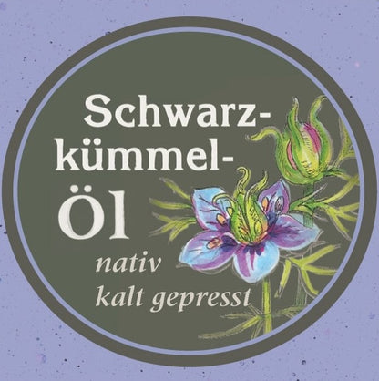 Produktlogo „Schwarzkümmelöl – nativ kalt gepresst“ der Ölmühle Garting mit Illustration der Schwarzkümmelblüte.