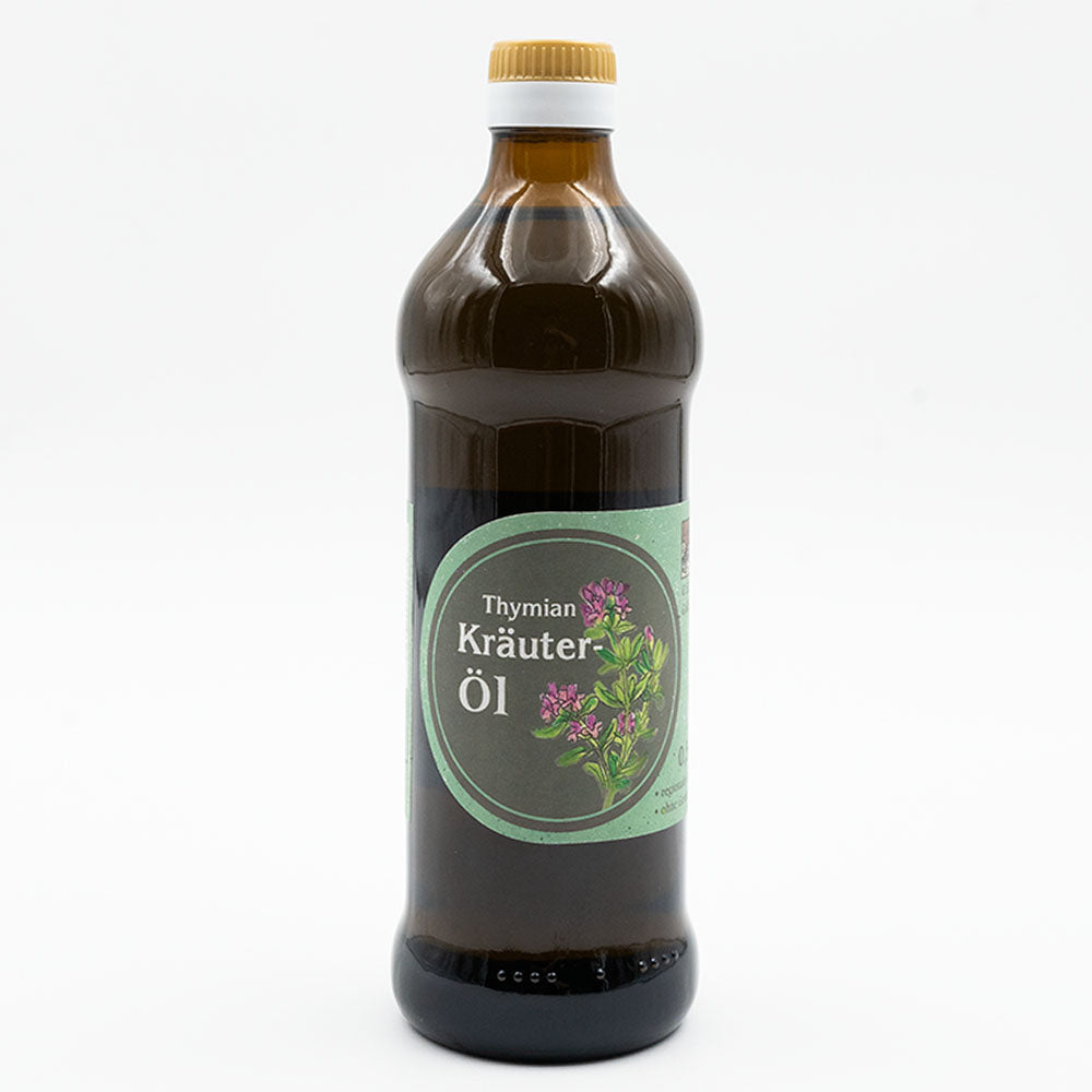 Thymian Kräuteröl nativ kaltgepresst, 500 ml in brauner Glasflasche mit hellgrünem Etikett der Ölmühle Garting auf weißem Hintergrund 