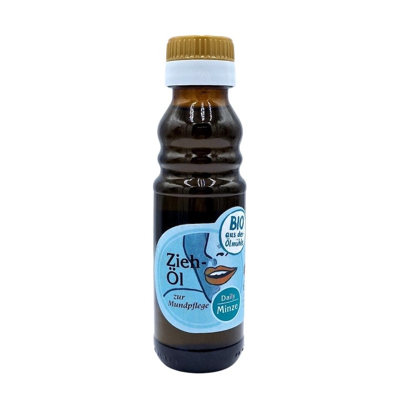 Bio Ziehöl Minze zur Mundpflege, 100 ml in brauner Glasflasche der Ölmühle Garting mit blauem Etikett auf weißem Hintergrund 