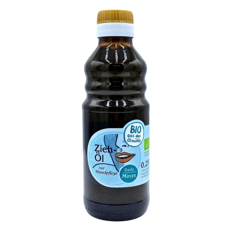 Bio Ziehöl Daily Minze zur Mundpflege, 250 ml in brauner Glasflasche der Ölmühle Garting auf weißem Hintergrund