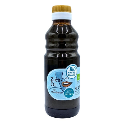 Bio Ziehöl Daily Minze zur Mundpflege, 250 ml in brauner Glasflasche der Ölmühle Garting auf weißem Hintergrund