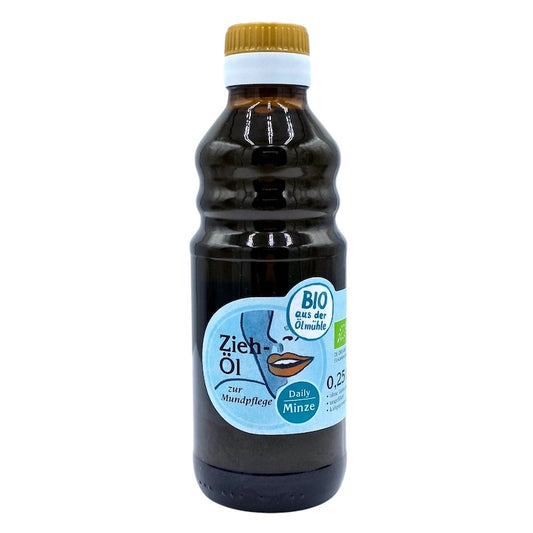 Bio Ziehöl Daily Minze zur Mundpflege, 250 ml in brauner Glasflasche der Ölmühle Garting auf weißem Hintergrund