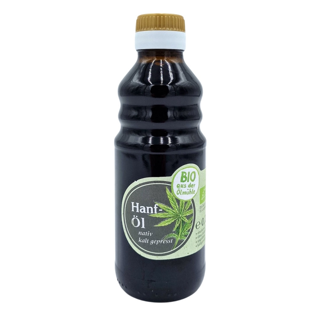 Bio Hanfoel nativ kaltgepresst, 250 ml Glasflasche der Oelmuehle Garting auf weißem Hintergrund