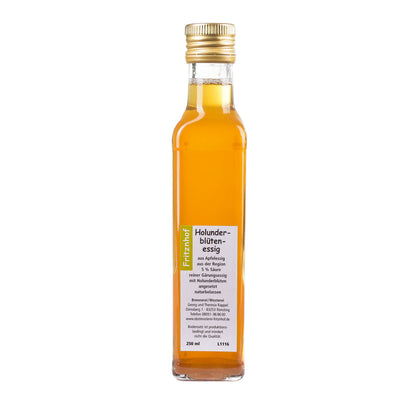 Holunderblütenessig naturbelassen aus der Region, 250 ml Glasflasche des Fritznhof mit weißem Etikett auf weißem Hintergrund