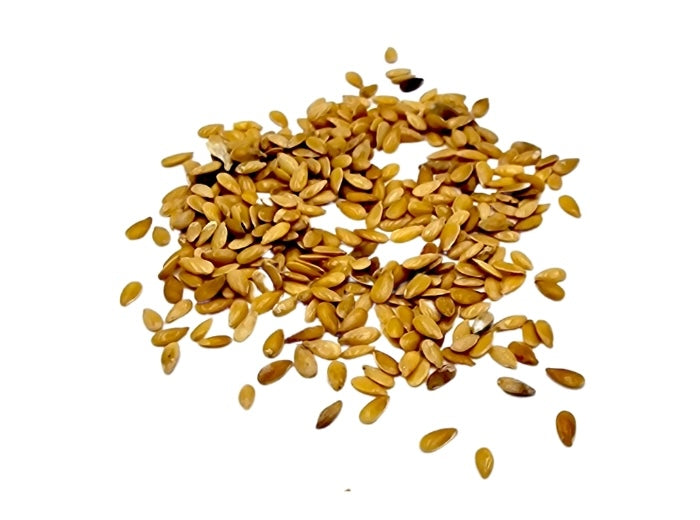Leinsamen gold auf weißem Hintergrund