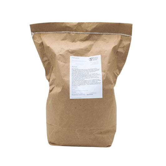 Chiakuchen Flakes Futtermittel, 5 kg Tüte der Ölmühle Garting, mit weißem Etikett auf weißem Hintergrund